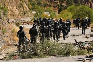 Policías y militares limpian carreteras bloqueadas en el occidente y centro de Bolivia