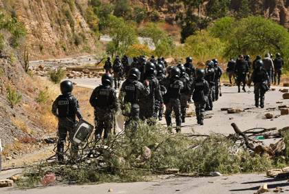 Policías y militares limpian carreteras bloqueadas en el occidente y centro de Bolivia