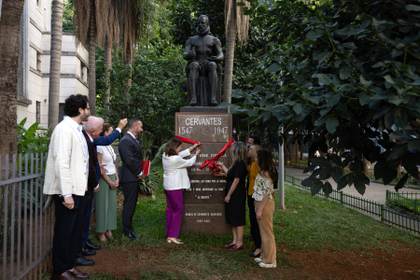 Una estatua de Miguel de Cervantes vuelve a engalanar una plaza del centro de São Paulo