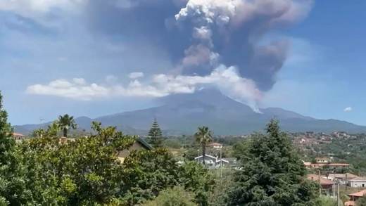 El aeropuerto de Catania (Sicilia) continúa cerrado por la actividad eruptiva del volcán Etna