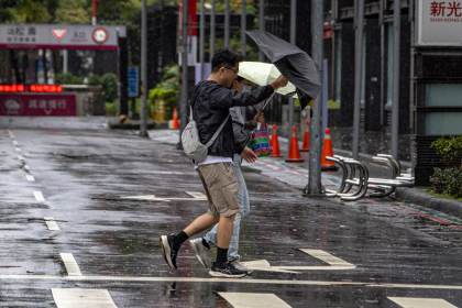 Al menos un muerto, 163 heridos y casi 1.000 vuelos cancelados en Taiwán por tifón Champi