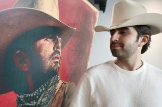 El cantante Joss Favela vuelve a sus raíces en el campo mexicano para seguir componiendo