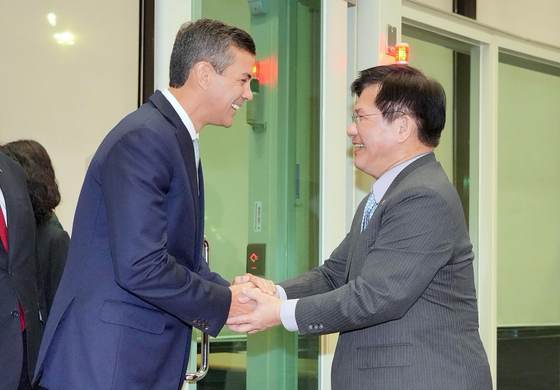 El presidente de Paraguay se reúne con el canciller taiwanés tras su llegada a la isla