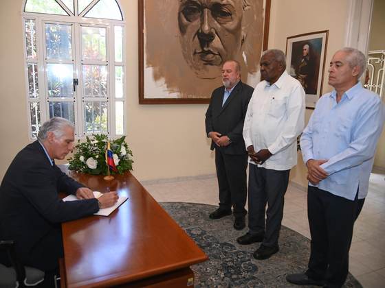Díaz-Canel expresa condolencias en la embajada de Venezuela por las víctimas de los sismos