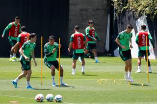 México cumple su penúltimo entrenamiento antes de viajar para enfrentar a Australia