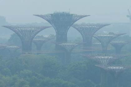 Aire contaminado reduce visibilidad en Singapur y dispara afecciones de salud en Malasia