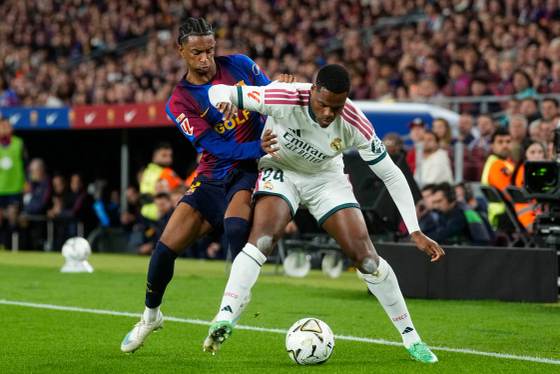 Real Madrid y Barça evalúan los efectos colaterales del clásico en una jornada de luto
