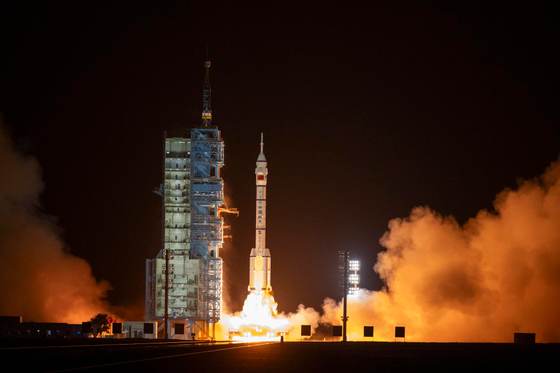 La misión china Shenzhou-23 despega rumbo a la estación espacial Tiangong