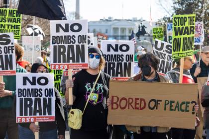 Celebración contenida frente a la Casa Blanca tras el anuncio de la muerte de Jameneí