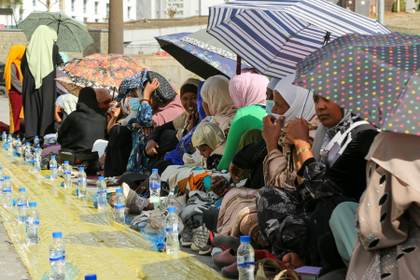 Miles de musulmanes se congregan en Adís Abeba para un gran iftar durante el Ramadán