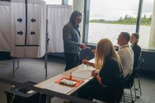 Cierran colegios electorales en Islandia para referendo sobre negociaciones con la UE
