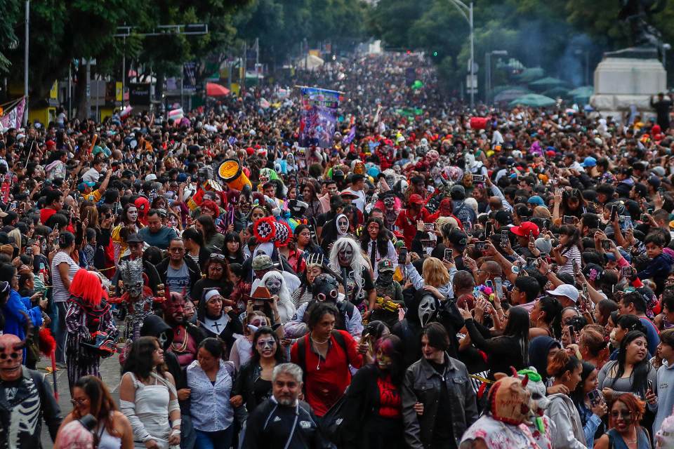 "Zombis solidarios" se movilizan en Ciudad de México para ayudar a familias necesitadas