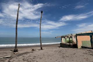Cedeño, una aldea hondureña que se resiste a desaparecer pese a que el mar le roba terreno