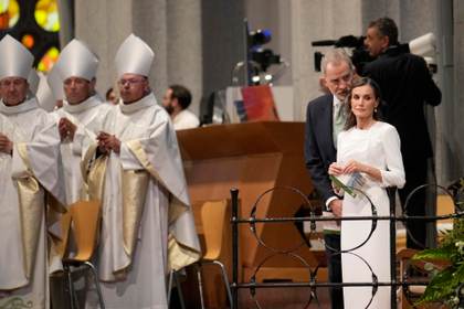 La reina recupera el diseño del inicio del pontificado de León XIV en la misa en Barcelona