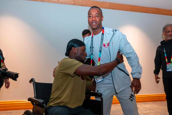 Koné recibe visita de ministro catarí y del futbolista que le fracturó la pierna