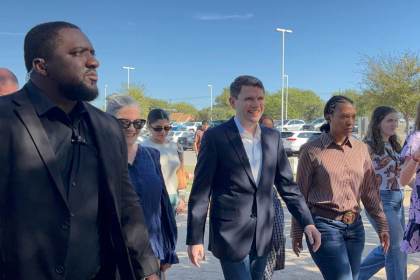 "Vamos a hacer historia": el candidato demócrata al Senado por Texas vota en Austin