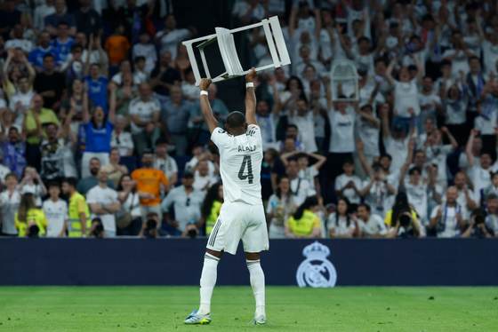 Alaba levanta una silla, como en la remontada ante el PSG, en su despedida