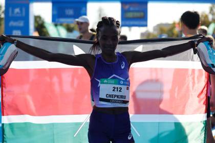 La keniana Chepkirui gana medio maratón de Valencia y Luengo bate el récord de España