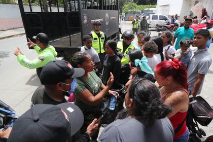 Tensión y protestas en La Guaira entre los desalojados por el terremoto de Venezuela