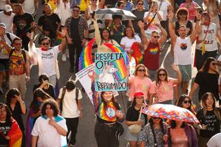 Cientos de salvadoreños exigen respetar derechos de personas LGBTIQ+ en marcha de Orgullo