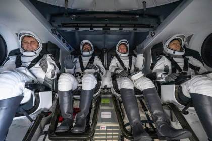 La misión tripulada Crew-12 ameriza frente a la costa de California tras 8 meses en la EEI