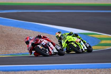 M. Márquez vence su primera 'sprint', Esteban 'pole' en Moto3 y un 'agujero' trastoca todo