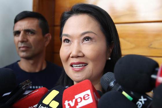 Fujimori se acerca a ganar elección presidencial en Perú, con 40.000 votos más que Sánchez
