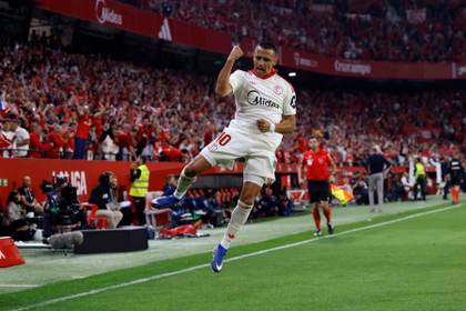 1-0. Alexis saca al Sevilla del descenso ante una Real que demostró tener ya todo hecho