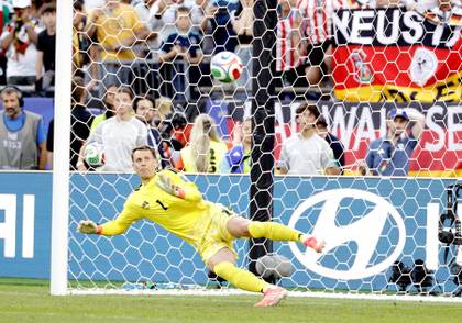 Neuer iguala el récord negativo de 'la Tota' Carbajal, 10 partidos encajando goles