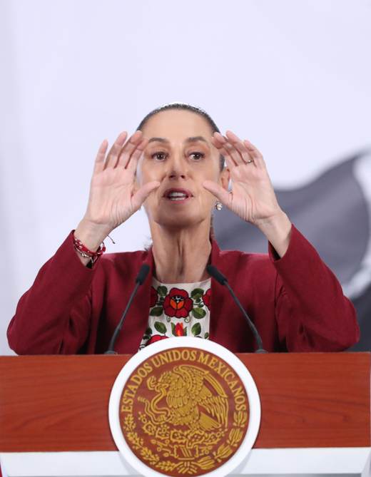 Sheinbaum dice que el incendio reportado por Pemex en la refinería Olmeca está controlado