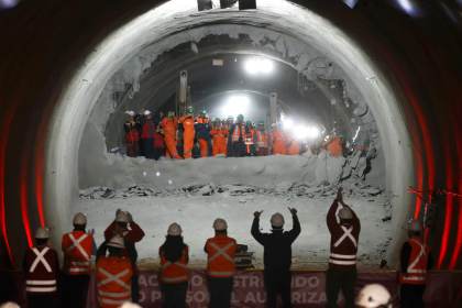 Metro de Santiago celebra encuentro de túneles en línea que integrará a zonas rurales