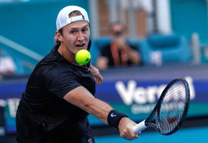 Korda da en la diana de Alcaraz y lo elimina en tercera ronda de Miami