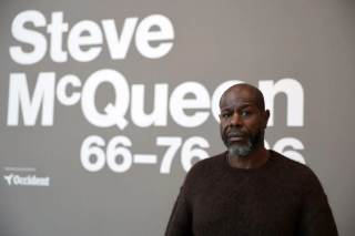 McQueen une en el Guggenheim las voces de Simone y Bowie ante "el avance del fascismo"