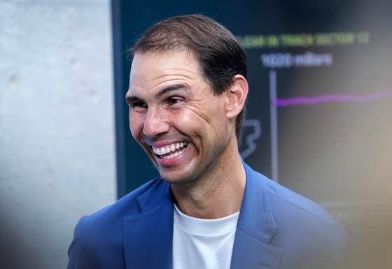 Nadal y Rahm visitan a Alonso en el garaje de Aston Martin antes del GP de Miami