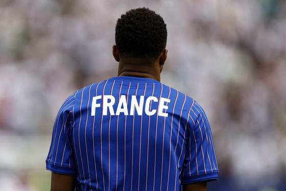 Mbappé cumple 100 partidos con Francia