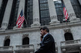 Wall Street sube por resultados empresariales y caída del petróleo y cierra un mes sólido