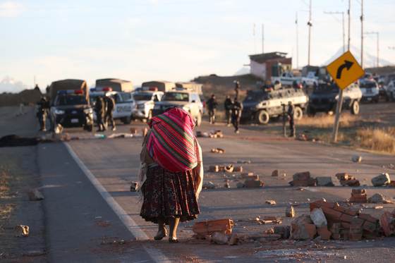 Inicia una operación policial y militar para levantar bloqueos de carreteras en Bolivia