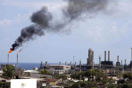 El brent cae moderadamente un 2 % y cierra la semana a 108,17 dólares el barril
