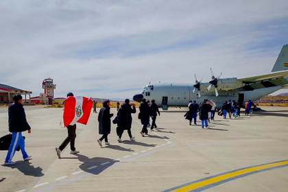 Un grupo de peruanos afectados por bloqueos en Bolivia retorna a su país en vuelo militar