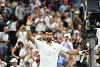 Djokovic desarbola a Tsitsipas y se sitúa en tercera ronda
