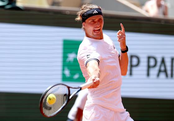 Zverev avanza por la vía rápida a segunda ronda de Roland Garros
