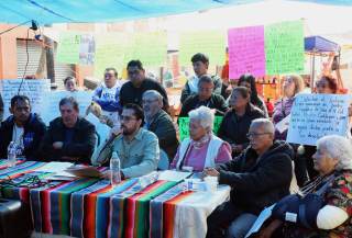 Vecinos acampan un año frente al edificio del que fueron desalojados en Ciudad de México