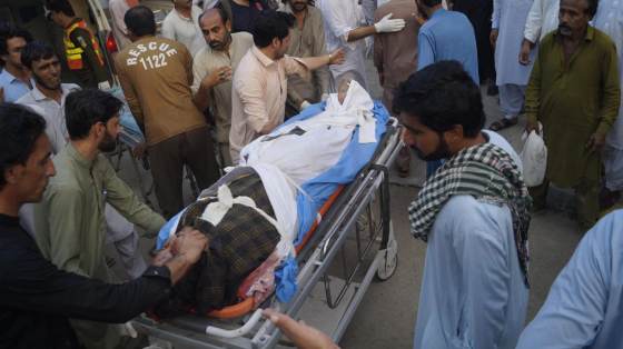 Once policías muertos en un atentado suicida con coche bomba en el noroeste de Pakistán