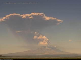 El volcán Shivéluch arroja una columna de cenizas de diez kilómetros de altura