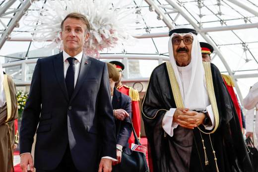 Macron llega a Kuwait en el inicio de su gira por el golfo Pérsico pese a las protestas en Francia