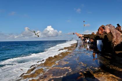 Cuba homenajea al guerrillero revolucionario Camilo Cienfuegos en el malecón de La Habana