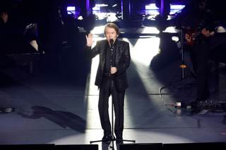 Raphael y sus seguidores mexicanos crean un coro monumental en el Auditorio Nacional