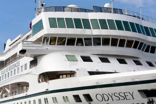 El precio del combustible trunca la vuelta al mundo del "crucero eterno" varado en Camboya