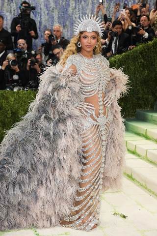 Celebridad, poder y arte se dan la mano en una creativa Met Gala sin tono crítico