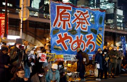 Más de 100 personas protestan contra las nucleares en Tokio en el aniversario de Fukushima